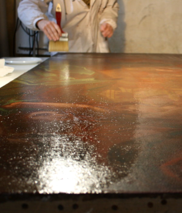 Conservation application of a final protective layer of varnish